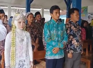 Momen Anggota KPPS di Rembang Dilantik Pakai Baju Pengantin, Usai Akad Nikah Momen Anggota KPPS di Rembang Dilantik Pakai Baju Pengantin, Usai Akad Nikah