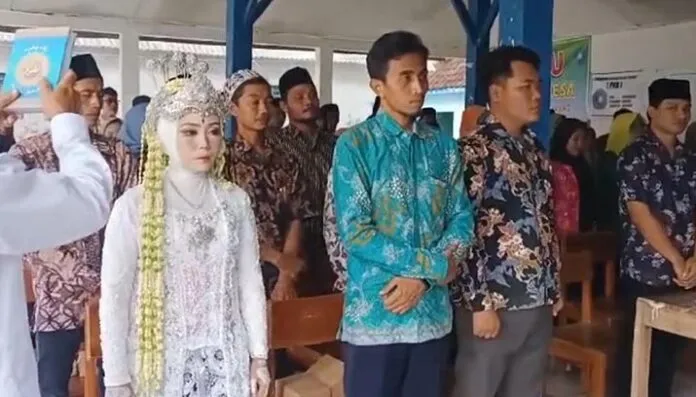 kpps-Sampul Momen Anggota KPPS di Rembang Dilantik Pakai Baju Pengantin, Usai Akad Nikah
