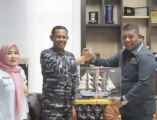 Komandan Lanal Kendari Pamitan, Ketua DPRD Ucapkan Terima Kasih Komandan Lanal Kendari Pamitan, Ketua DPRD Ucapkan Terima Kasih
