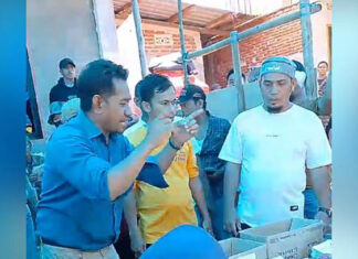 Cekcok Warnai PSU di TPS 01 Wawombalata Kendari, Proses Perhitungan Suara Sempat Tertunda Cekcok Warnai PSU di TPS 01 Wawombalata Kendari, Proses Perhitungan Suara Sempat Tertunda