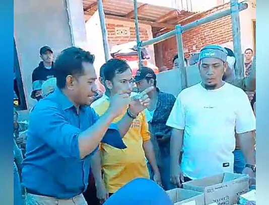 Cekcok Warnai PSU di TPS 01 Wawombalata Kendari, Proses Perhitungan Suara Sempat Tertunda Cekcok Warnai PSU di TPS 01 Wawombalata Kendari, Proses Perhitungan Suara Sempat Tertunda