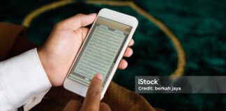 Membaca Al-Qur’an di HP: Hukum dan Adabnya Membaca Al-Qur'an di HP: Hukum dan Adabnya