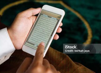 Membaca Al-Qur’an di HP: Hukum dan Adabnya Membaca Al-Qur'an di HP: Hukum dan Adabnya