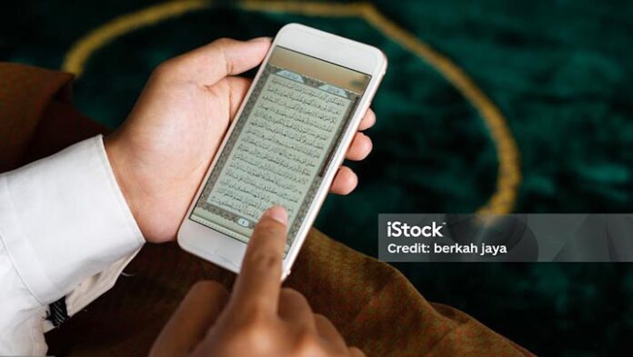 Membaca Al-Qur'an di HP: Hukum dan Adabnya