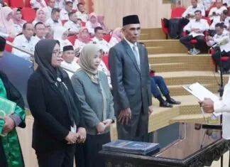 Pj Wali Kota Lantik Pimpinan Baru PDAM Tirta Anoa dan Perumda Kota Kendari Pj Wali Kota Lantik Pimpinan Baru PDAM Tirta Anoa dan Perumda Kota Kendari