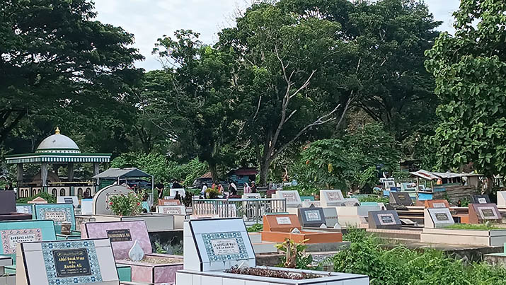 TPU Punggolaka Kendari Ramai Peziarah Jelang Ramadan, Jalanan Sempat Macet
