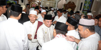 Pj Gubernur Sultra Salat Id di Masjid Raya Al-Kautsar, Sampaikan Permohonan Maaf dan Motivasi Pj Gubernur Sultra Sholat Ied di Masjid Raya Al-Kautsar, Sampaikan Permohonan Maaf dan Motivasi
