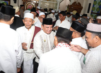 Pj Gubernur Sultra Salat Id di Masjid Raya Al-Kautsar, Sampaikan Permohonan Maaf dan Motivasi Pj Gubernur Sultra Sholat Ied di Masjid Raya Al-Kautsar, Sampaikan Permohonan Maaf dan Motivasi