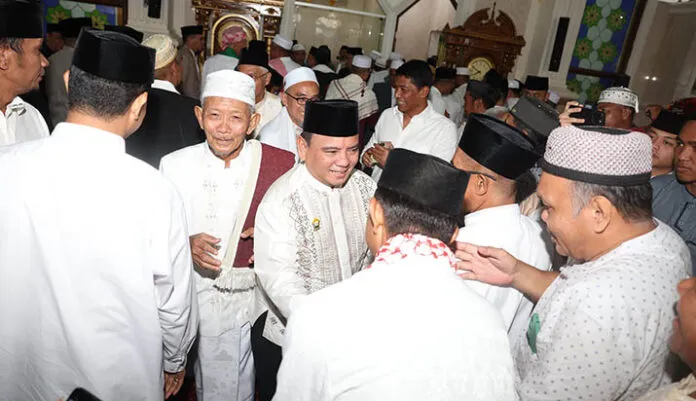 Pj Gubernur Sultra Sholat Ied di Masjid Raya Al-Kautsar, Sampaikan Permohonan Maaf dan Motivasi
