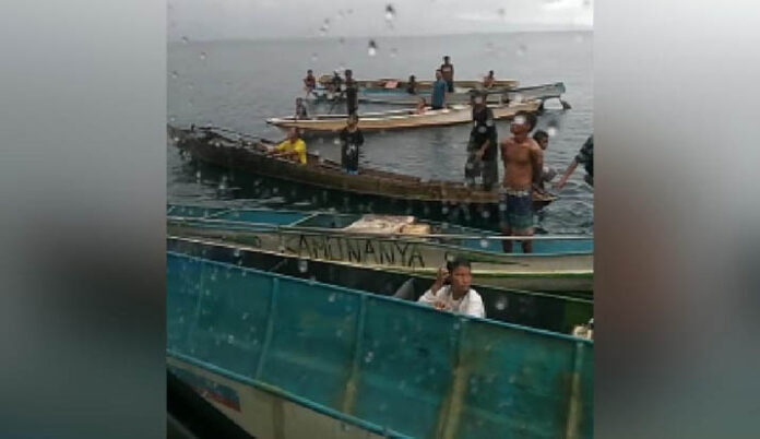 Protes Ombak Besar, Warga Tahan Kapal Cepat di Lautan Cempedak Konsel