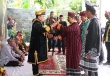 PJ Gubernur Sultra Dianugerahi Gelar Adat “Kolakino Liwu Pancana” di Buton Tengah PJ Gubernur Sultra Dianugerahi Gelar Adat "Kolakino Liwu Pancana" di Buton Tengah