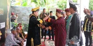 PJ Gubernur Sultra Dianugerahi Gelar Adat “Kolakino Liwu Pancana” di Buton Tengah PJ Gubernur Sultra Dianugerahi Gelar Adat "Kolakino Liwu Pancana" di Buton Tengah