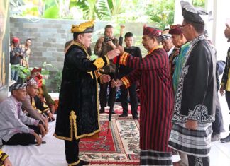 PJ Gubernur Sultra Dianugerahi Gelar Adat “Kolakino Liwu Pancana” di Buton Tengah PJ Gubernur Sultra Dianugerahi Gelar Adat "Kolakino Liwu Pancana" di Buton Tengah
