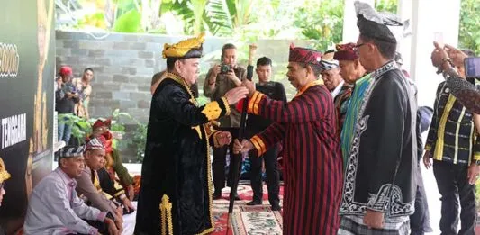 PJ Gubernur Sultra Dianugerahi Gelar Adat “Kolakino Liwu Pancana” di Buton Tengah PJ Gubernur Sultra Dianugerahi Gelar Adat "Kolakino Liwu Pancana" di Buton Tengah