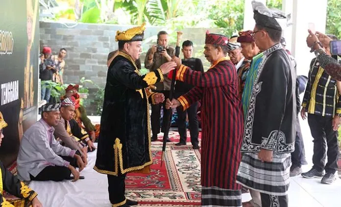 PJ Gubernur Sultra Dianugerahi Gelar Adat "Kolakino Liwu Pancana" di Buton Tengah