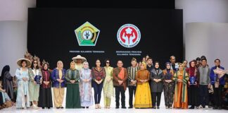 Tenun Sultra Tampil Memukau di Indonesia Fashion Week 2024 Tenun Sultra Tampil Memukau di Indonesia Fashion Week 2024