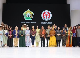Tenun Sultra Tampil Memukau di Indonesia Fashion Week 2024 Tenun Sultra Tampil Memukau di Indonesia Fashion Week 2024