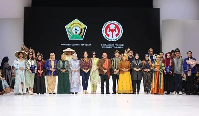 Tenun Sultra Tampil Memukau di Indonesia Fashion Week 2024