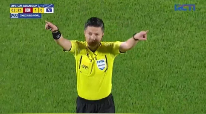 wasit2-Sampul Timnas Indonesia U-23 Kalah 0-2 dari Uzbekitan, Kinerja Wasit Shen Yinhao Jadi Sorotan