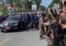 Momen Presiden Jokowi Bagi-bagi Kaos Warna Hitam ke Warga Saat Kunjungan di Muna Momen Presiden Jokowi Bagi-bagi Kaos Warna Hitam ke Warga Saat Kunjungan di Muna