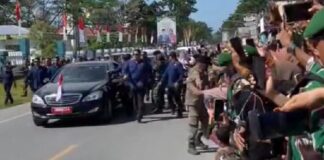 Momen Presiden Jokowi Bagi-bagi Kaos Warna Hitam ke Warga Saat Kunjungan di Muna Momen Presiden Jokowi Bagi-bagi Kaos Warna Hitam ke Warga Saat Kunjungan di Muna