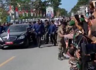 Momen Presiden Jokowi Bagi-bagi Kaos Warna Hitam ke Warga Saat Kunjungan di Muna Momen Presiden Jokowi Bagi-bagi Kaos Warna Hitam ke Warga Saat Kunjungan di Muna