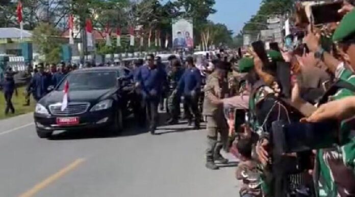 Momen Presiden Jokowi Bagi-bagi Kaos Warna Hitam ke Warga Saat Kunjungan di Muna