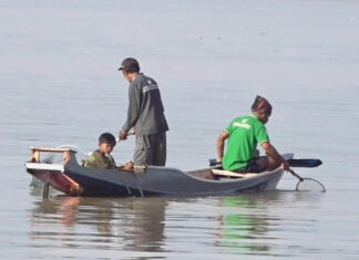 HUT ke-193 Kota Kendari Diwarnai Aksi Pungut Sampah di Teluk Kendari HUT ke-193 Kota Kendari Diwarnai Aksi Pungut Sampah di Teluk Kendari