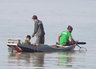 HUT ke-193 Kota Kendari Diwarnai Aksi Pungut Sampah di Teluk Kendari HUT ke-193 Kota Kendari Diwarnai Aksi Pungut Sampah di Teluk Kendari