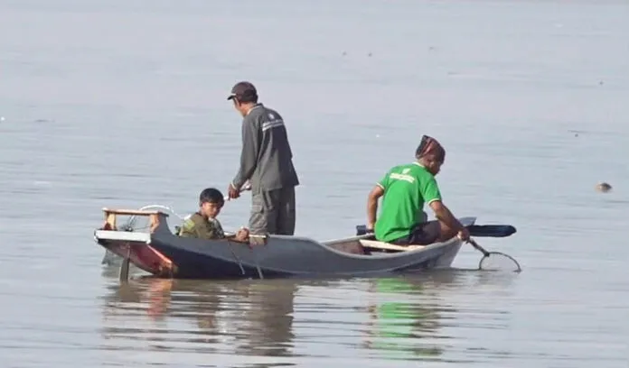HUT ke-193 Kota Kendari Diwarnai Aksi Pungut Sampah di Teluk Kendari