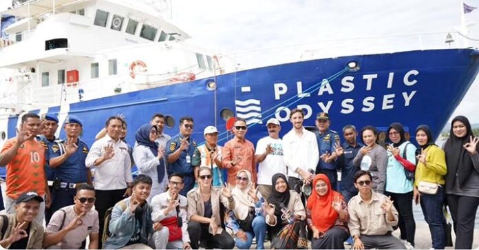Plastic Odyssey Mampir di Kendari untuk Memerangi Polusi Plastik