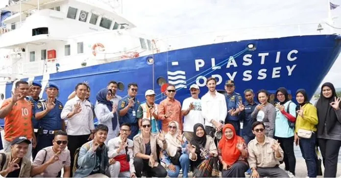 Plastic Odyssey Mampir di Kendari untuk Memerangi Polusi Plastik