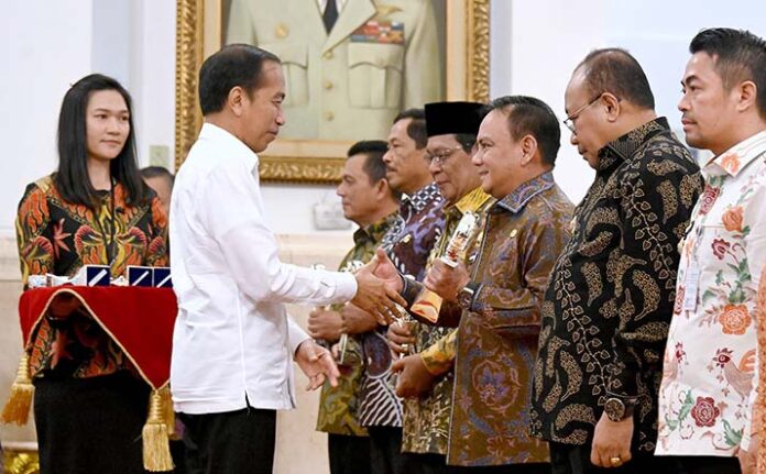 Pj Gubernur Raih Penghargaan TPID Award 2024 Atas Keberhasilan Pengendalian Inflasi di Sultra