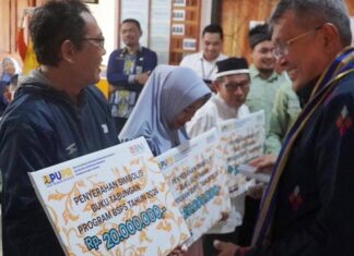 Pj Walikota Kendari Salurkan Bantuan Stimulan Perumahan Swadaya (BSPS) untuk 179 Rumah Pj Walikota Kendari Salurkan Bantuan Stimulan Perumahan Swadaya (BSPS) untuk 179 Rumah