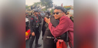 Momen Hangat: Polisi Peluk Pendemo di Depan Gedung DPR, Ungkapan Aspirasi Bersama Momen Hangat: Polisi Peluk Pendemo di Depan Gedung DPR, Ungkapan Aspirasi Bersama