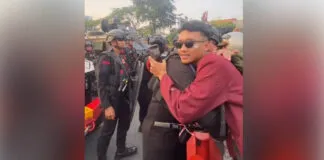 Momen Hangat: Polisi Peluk Pendemo di Depan Gedung DPR, Ungkapan Aspirasi Bersama Momen Hangat: Polisi Peluk Pendemo di Depan Gedung DPR, Ungkapan Aspirasi Bersama
