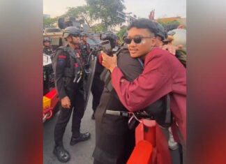 Momen Hangat: Polisi Peluk Pendemo di Depan Gedung DPR, Ungkapan Aspirasi Bersama Momen Hangat: Polisi Peluk Pendemo di Depan Gedung DPR, Ungkapan Aspirasi Bersama