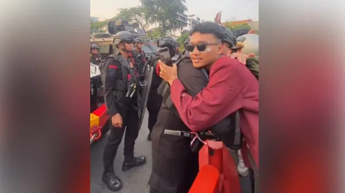 Momen Hangat: Polisi Peluk Pendemo di Depan Gedung DPR, Ungkapan Aspirasi Bersama