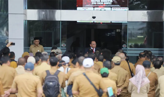 Pj Gubernur Sultra Tekankan Sinergi dan Netralitas ASN dalam Apel Gabungan