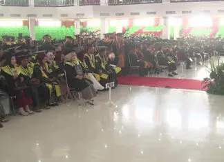 UHO Wisuda 1.103 Sarjana Periode Juli-Oktober, Rektor Berpesan Siap Hadapi Perubahan UHO Wisuda 1.103 Sarjana Periode Juli-Oktober, Rektor Berpesan Siap Hadapi Perubahan