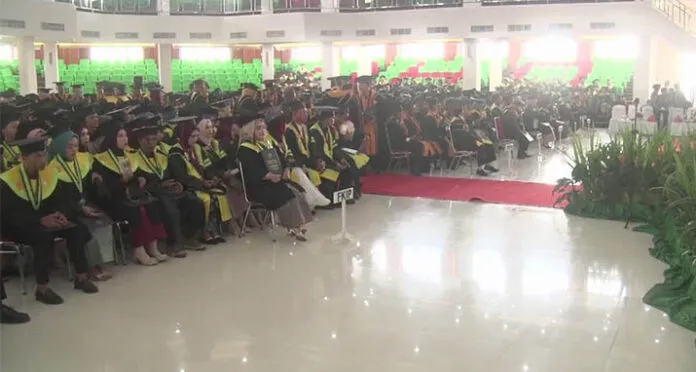 UHO Wisuda 1.103 Sarjana Periode Juli-Oktober, Rektor Berpesan Siap Hadapi Perubahan