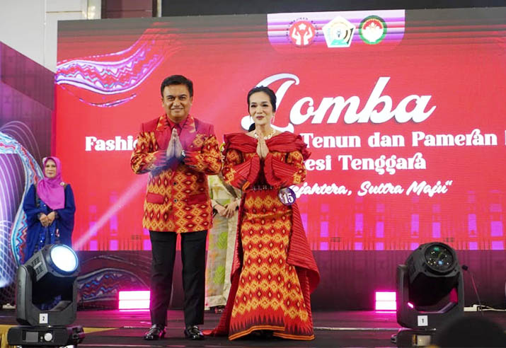 Kadis Cipta Karya dan Istri Raih Juara 3 Lomba Fashion Show antar OPD Sultra, Promosikan Pesona Tenun Masalili