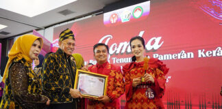 Kadis Cipta Karya dan Istri Raih Juara 3 Lomba Fashion Show antar OPD Sultra, Promosikan Pesona Tenun Masalili Kadis Cipta Karya dan Istri Raih Juara 3 Lomba Fashion Show antar OPD Sultra, Promosikan Pesona Tenun Masalili