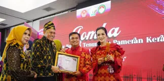Kadis Cipta Karya dan Istri Raih Juara 3 Lomba Fashion Show antar OPD Sultra, Promosikan Pesona Tenun Masalili Kadis Cipta Karya dan Istri Raih Juara 3 Lomba Fashion Show antar OPD Sultra, Promosikan Pesona Tenun Masalili