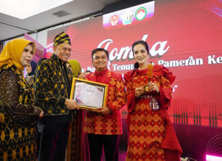 Kadis Cipta Karya dan Istri Raih Juara 3 Lomba Fashion Show antar OPD Sultra, Promosikan Pesona Tenun Masalili Kadis Cipta Karya dan Istri Raih Juara 3 Lomba Fashion Show antar OPD Sultra, Promosikan Pesona Tenun Masalili