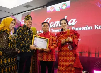 Kadis Cipta Karya dan Istri Raih Juara 3 Lomba Fashion Show antar OPD Sultra, Promosikan Pesona Tenun Masalili Kadis Cipta Karya dan Istri Raih Juara 3 Lomba Fashion Show antar OPD Sultra, Promosikan Pesona Tenun Masalili