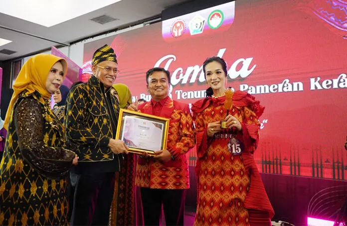 Kadis Cipta Karya dan Istri Raih Juara 3 Lomba Fashion Show antar OPD Sultra, Promosikan Pesona Tenun Masalili