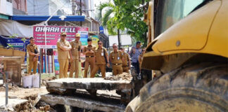 Pemkot Kendari Gerak Cepat Bersihkan Drainase di Jalan Ir. Soekarno Pemkot Kendari Gerak Cepat Bersihkan Drainase di Jalan Ir. Soekarno