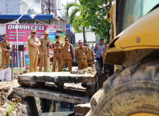 Pemkot Kendari Gerak Cepat Bersihkan Drainase di Jalan Ir. Soekarno Pemkot Kendari Gerak Cepat Bersihkan Drainase di Jalan Ir. Soekarno