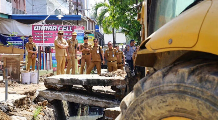 jalan_soekarno_kendari Pemkot Kendari Gerak Cepat Bersihkan Drainase di Jalan Ir. Soekarno
